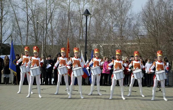 Girls, victory, May 9, concert.
