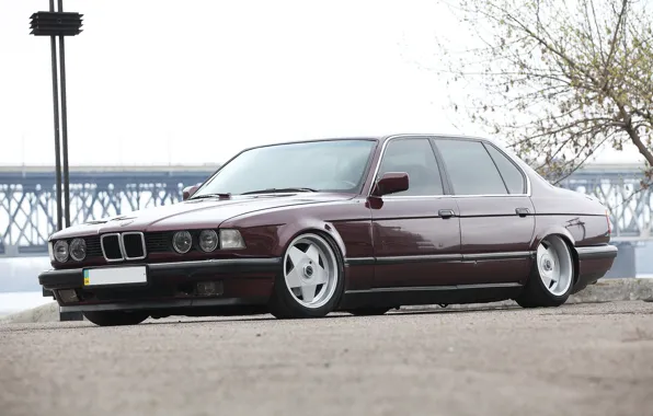 Picture BMW, dark red, E32