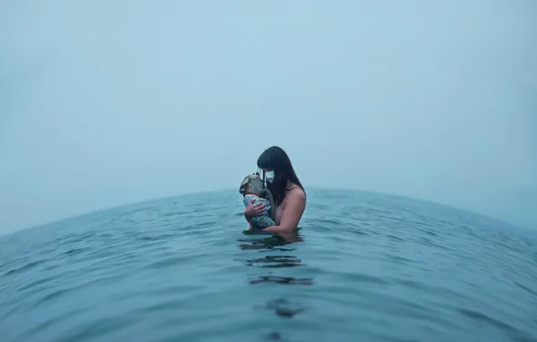 Girl, doll, the suit, in the water, Lichon, Meaningless is meaningful