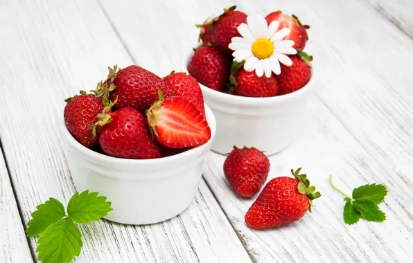 Picture berries, strawberry, leaves, ripe