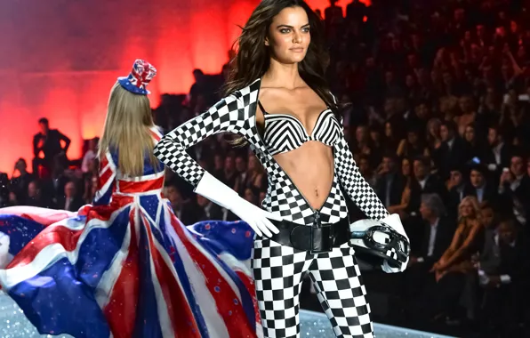 Model, linen, cell, brunette, costume, show, podium, fashion