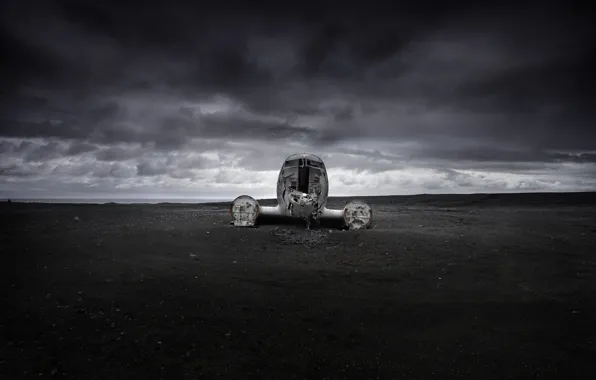 The plane, storm, gray clouds