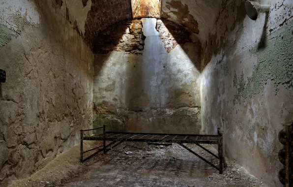 Interior, camera, prison