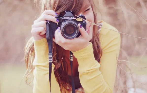 Girl, beautiful, lens, in yellow, with fotoaparatom