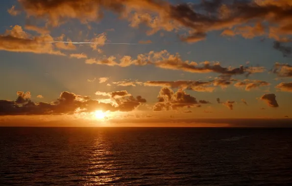 Sea, the sun, horizon, cloud. sunset