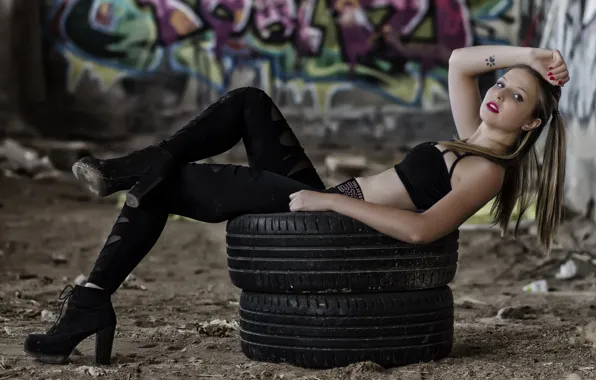 Picture girl, tires, Claudia Suárez