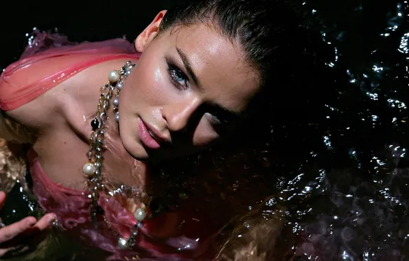 Picture LOOK, WATER, BROWN hair, FACE