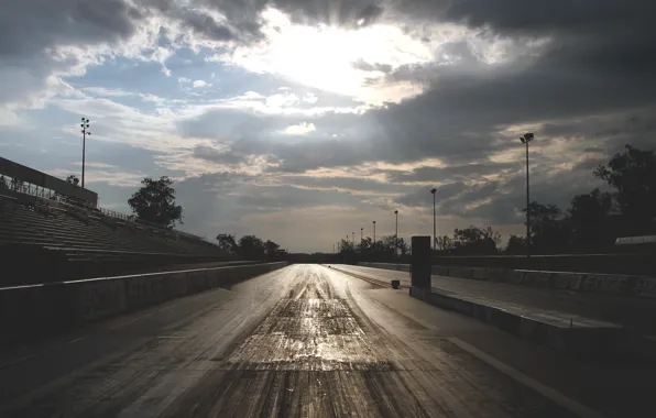 Picture the sky, track, track, tribune