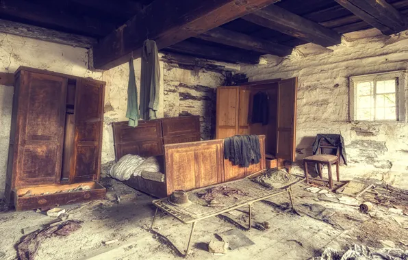 Room, desolation, ye old farm