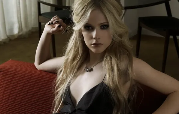 Picture April, Lavigne, black lacquer, on the couch