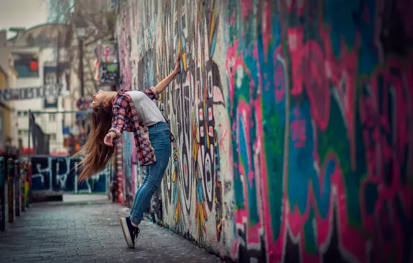 Girl, the city, wall, graffiti, dance