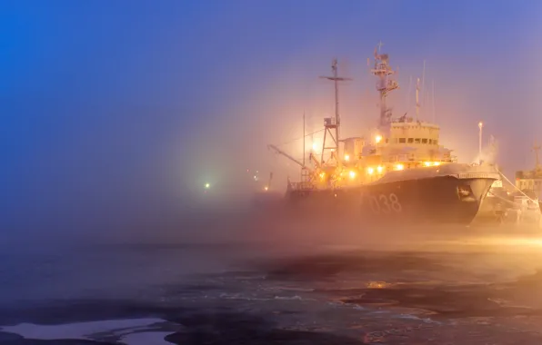 Picture lights, fog, ship, ice, port