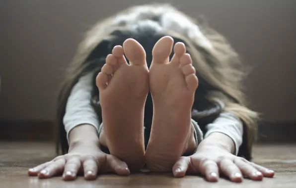 Picture feet, hands, girl