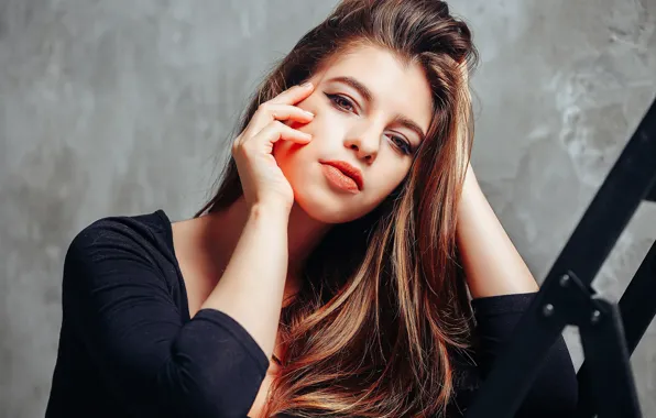 Look, pose, background, model, portrait, hands, makeup, hairstyle