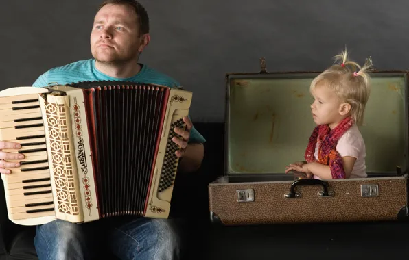 Man, the situation, father, girl, suitcase, accordion