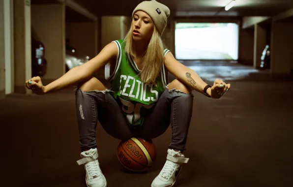 Picture girl, the ball, basketball, Laura
