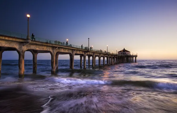 Picture bridge, the ocean, Los Angeles, surf in la as night passes