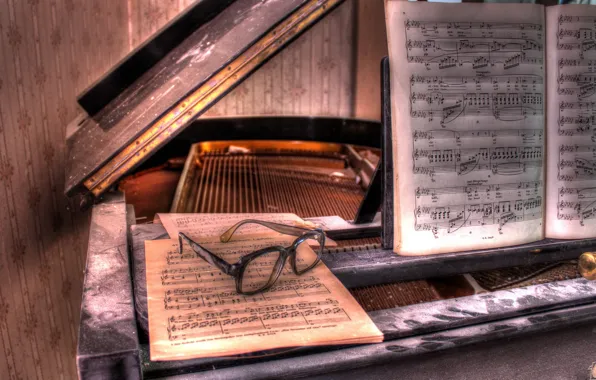 Picture notes, glasses, piano
