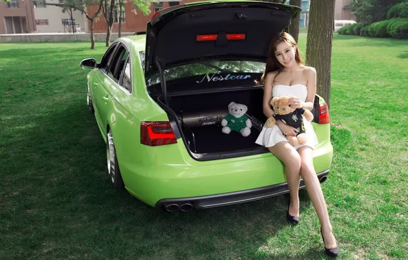 Look, Audi, Asian, beautiful girl, green car, open the trunk
