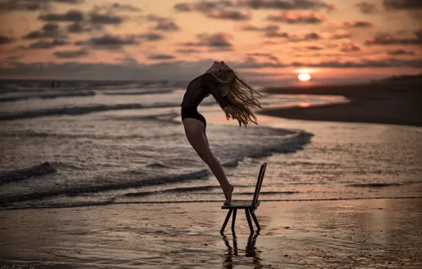 BEACH, BLONDE, HORIZON, The SKY, SAND, CLOUDS, CHAIR, SUNSET