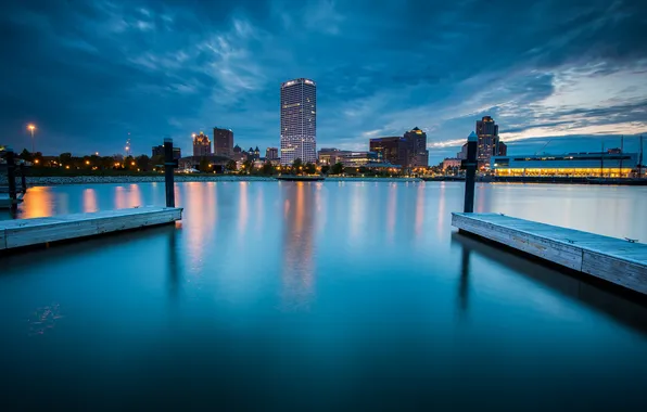 Night, the city, Milwaukee