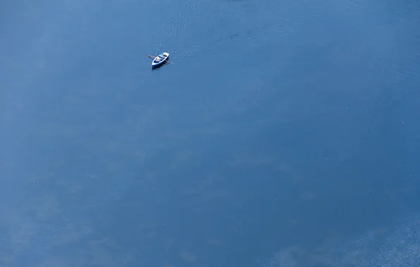 Water, boat, minimalism