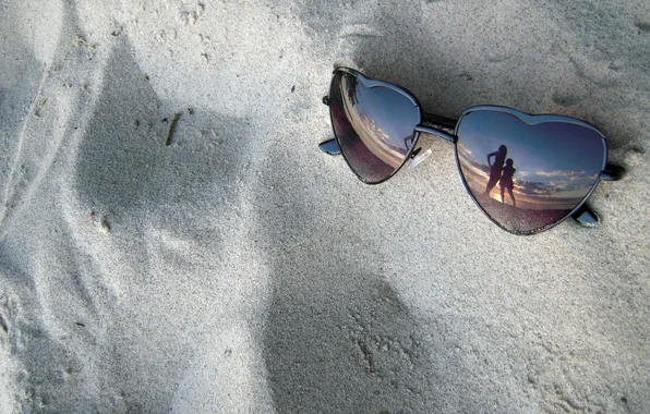 Picture SAND, REFLECTION, HEART, FORM, GLASSES, SHORE, SOLAR, SUMMER