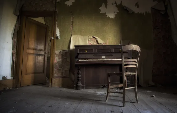Room, chair, piano