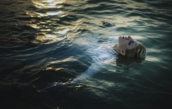Picture girl, makeup, in the water, TJ Drysdale, Dead In The Water