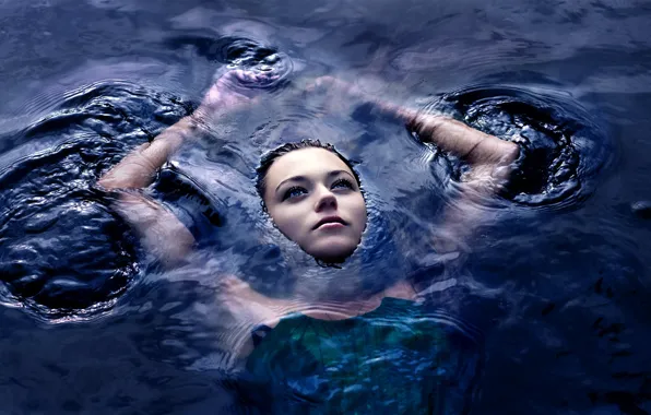 GIRL, LOOK, WATER, HANDS, BROWN hair, SURFACE, FACE, ABYSS