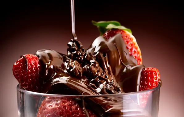 The sweetness, dessert, sweet, dessert, chocolate-covered strawberries, chocolate-covered strawberries, a trickle of chocolate, a stream …