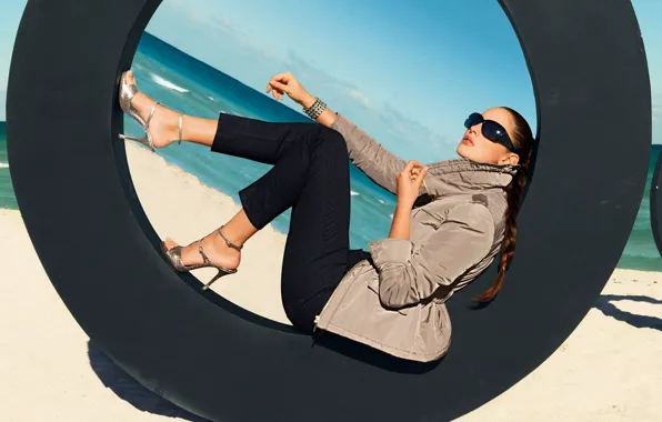 Picture sea, beach, pose, style, model, bracelet, sunglasses, Lauren Budd