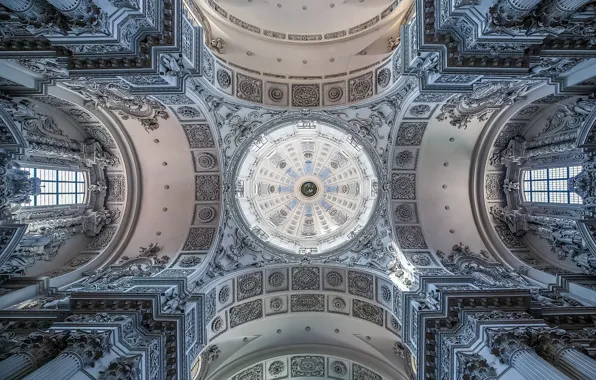 Munich, Symmetrie, Church