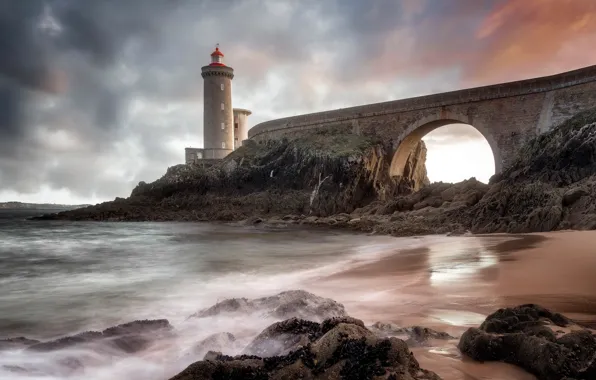 Sea, shore, lighthouse