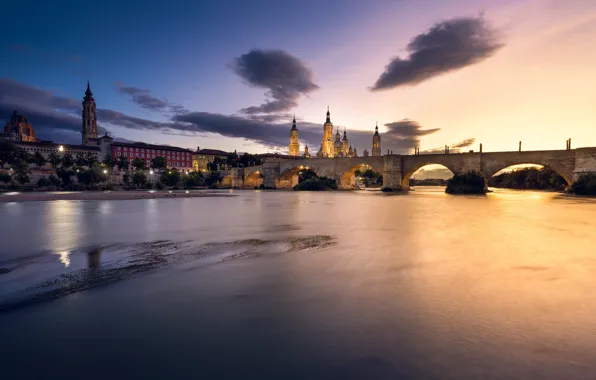 Night, the city, Zaragoza