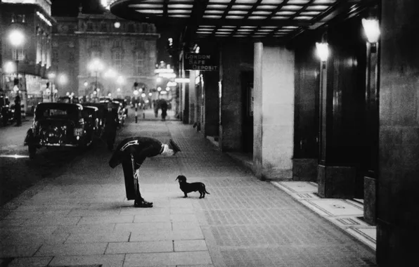 London, 1938, retro photography, Kurt Hutton, Kurt Hutton, The night porter and the dachshund
