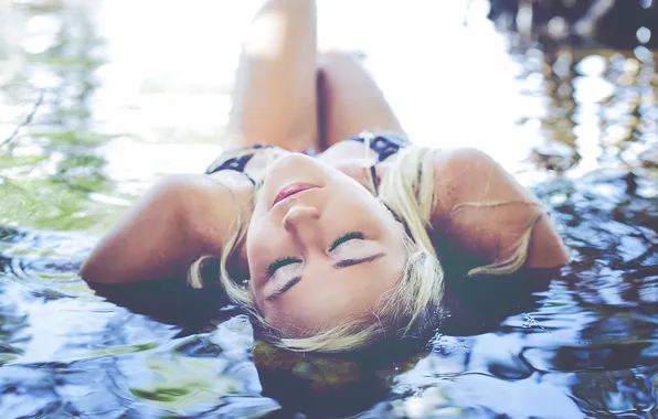 Picture girl, legs, lips, reflection, breasts, bikini, lake. sunshine