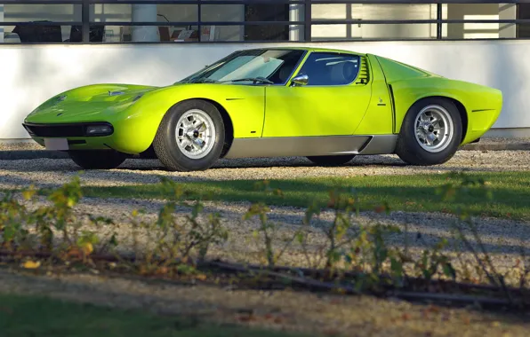 Picture the building, side view, green, Lamborghini, Miura, Lamborghini Miura