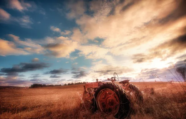 Field, the sky, tractor