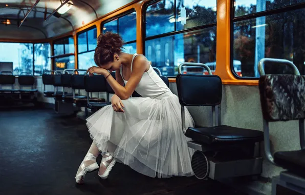 Picture fatigue, ballerina, public transport