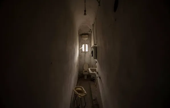 Room, toilet, naturalism