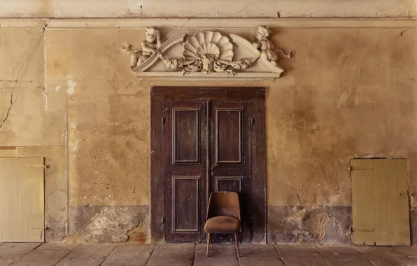 Picture wall, door, chair