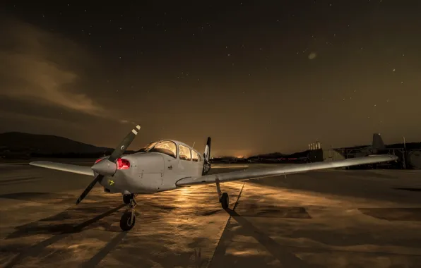 Night, the plane, the airfield