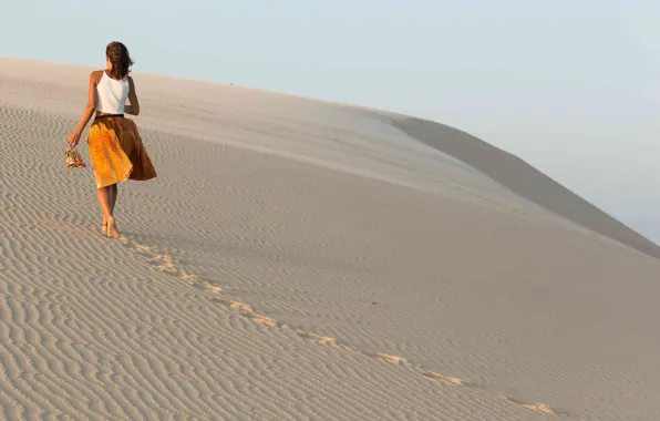 Picture skirt, dunes, shoes in hand, barefoot girl