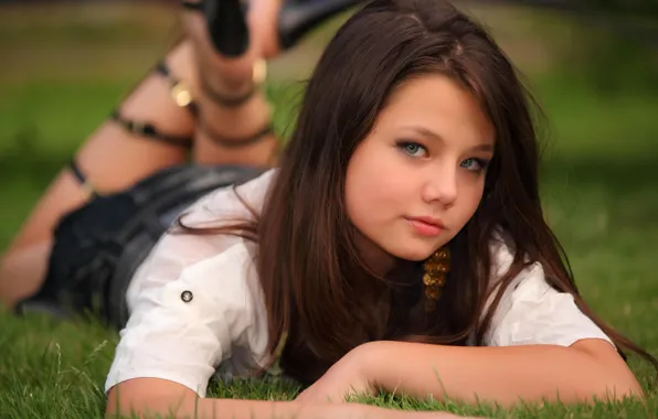 download-wallpaper-girl-hair-lies-look-long-kleofia