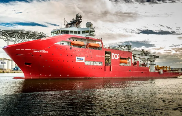 The ship, Skandi Arctic, diving vessel