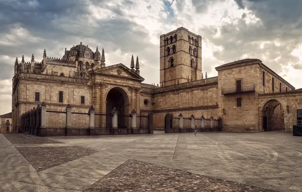 Picture the sky, clouds, area, Church, temple, Spain, Catedral de Zamora