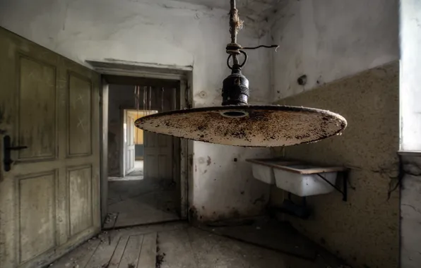 Room, lamp, naturalism