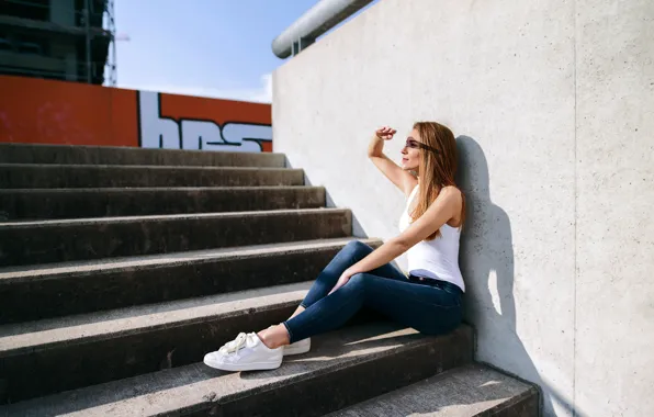 Picture girl, the sun, pose, jeans, makeup, Mike, figure, hairstyle