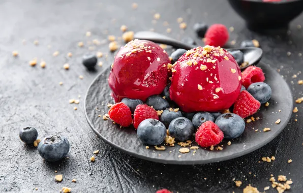 Picture balls, berries, ice cream